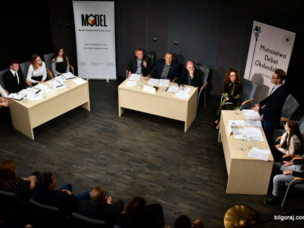 Debaty oksfordzkie. Biłgorajska młodzież spierała się w dyskusji na argumenty (FOTO)