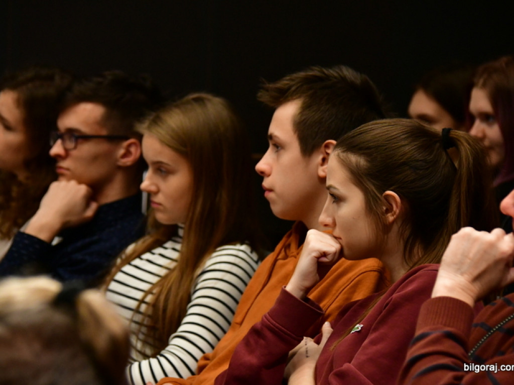 Debaty oksfordzkie. Biłgorajska młodzież spierała się w dyskusji na argumenty (FOTO)