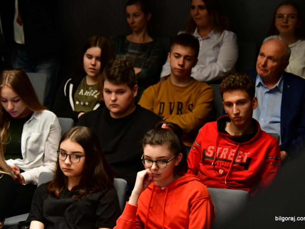 Debaty oksfordzkie. Biłgorajska młodzież spierała się w dyskusji na argumenty (FOTO)