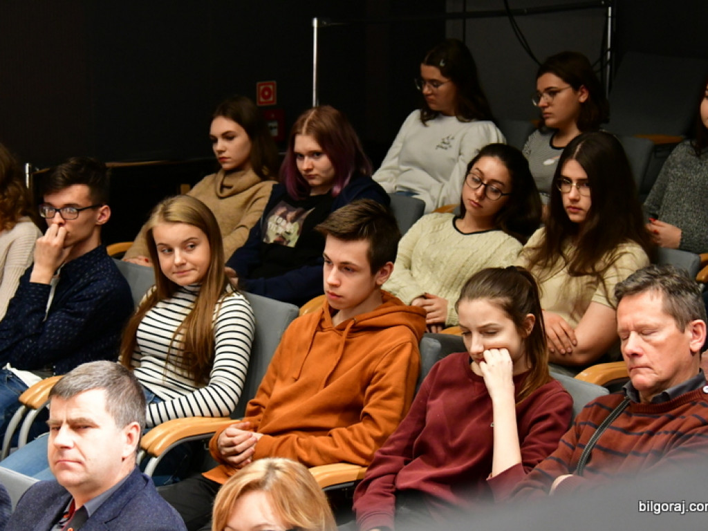 Debaty oksfordzkie. Biłgorajska młodzież spierała się w dyskusji na argumenty (FOTO)
