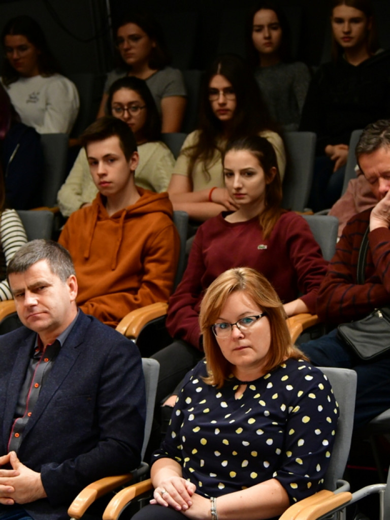 Debaty oksfordzkie. Biłgorajska młodzież spierała się w dyskusji na argumenty (FOTO)
