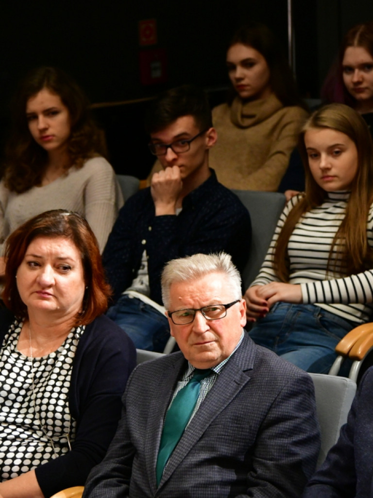 Debaty oksfordzkie. Biłgorajska młodzież spierała się w dyskusji na argumenty (FOTO)