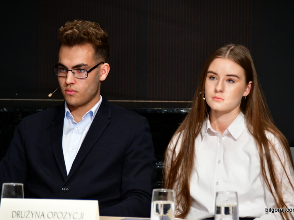 Debaty oksfordzkie. Biłgorajska młodzież spierała się w dyskusji na argumenty (FOTO)