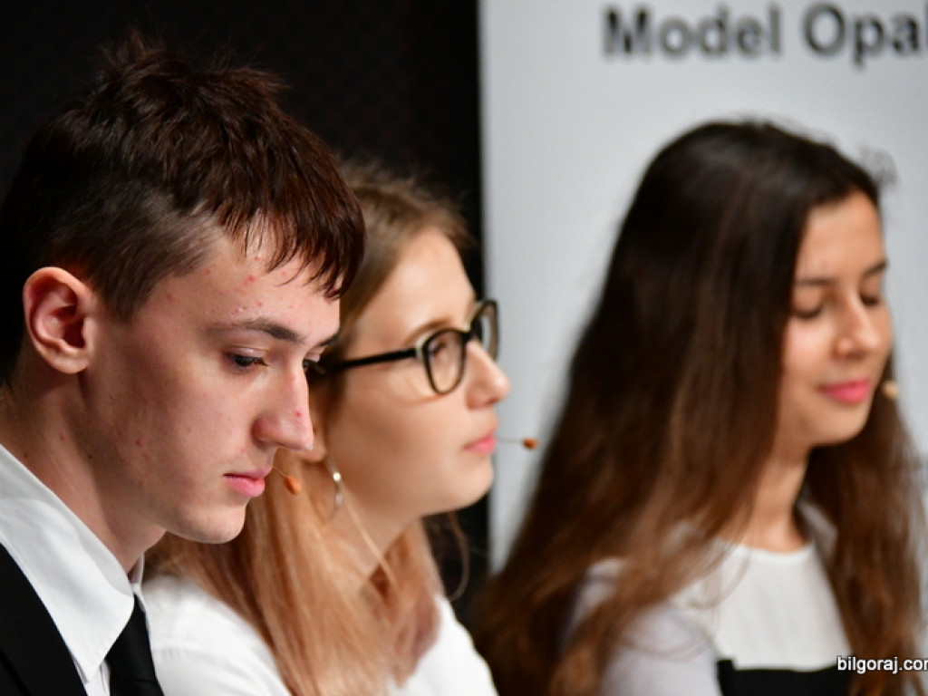 Debaty oksfordzkie. Biłgorajska młodzież spierała się w dyskusji na argumenty (FOTO)