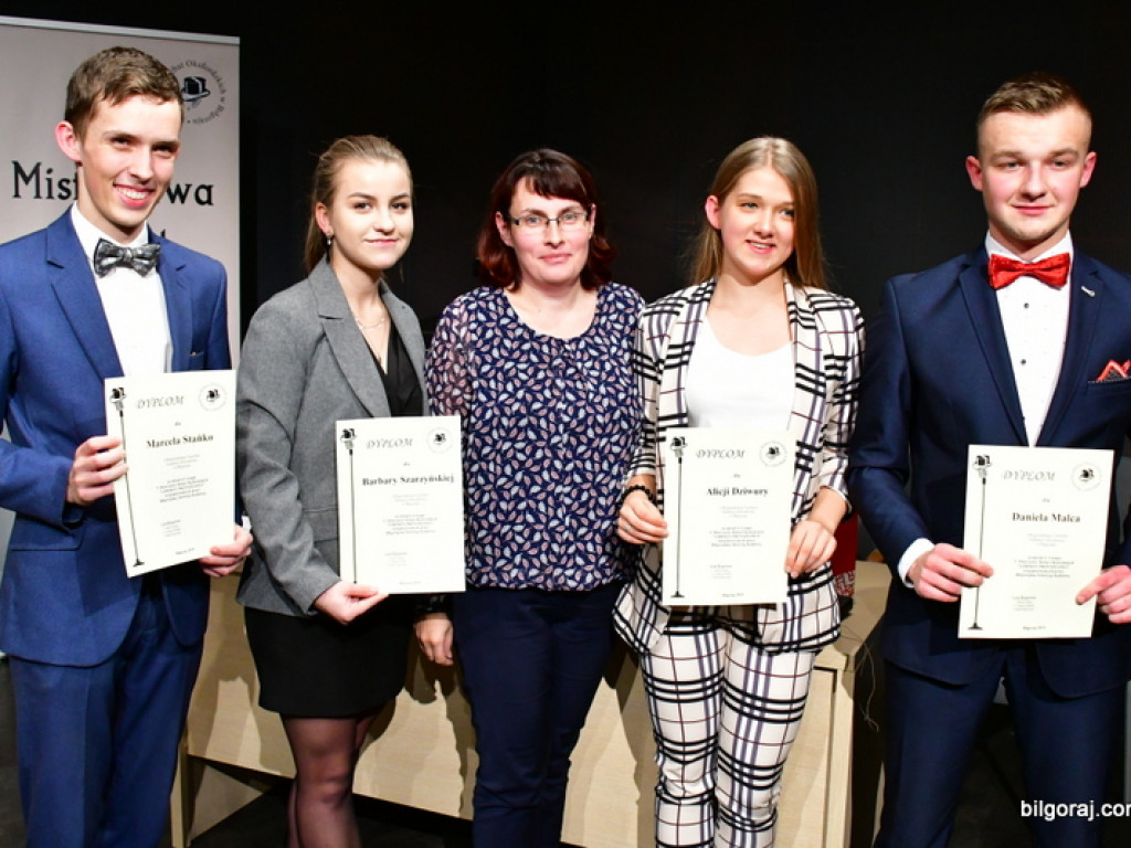 Debaty oksfordzkie. Biłgorajska młodzież spierała się w dyskusji na argumenty (FOTO)