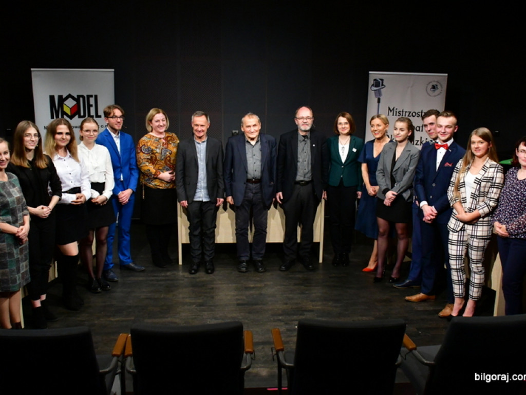 Debaty oksfordzkie. Biłgorajska młodzież spierała się w dyskusji na argumenty (FOTO)