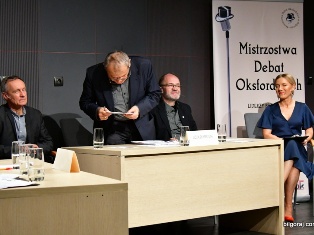 Debaty oksfordzkie. Biłgorajska młodzież spierała się w dyskusji na argumenty (FOTO)