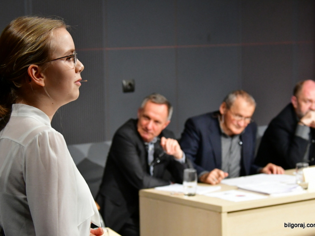 Debaty oksfordzkie. Biłgorajska młodzież spierała się w dyskusji na argumenty (FOTO)