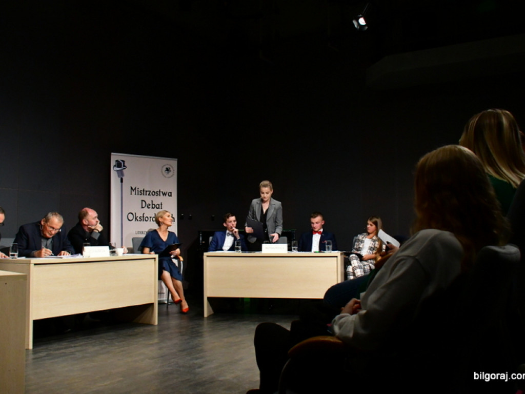 Debaty oksfordzkie. Biłgorajska młodzież spierała się w dyskusji na argumenty (FOTO)