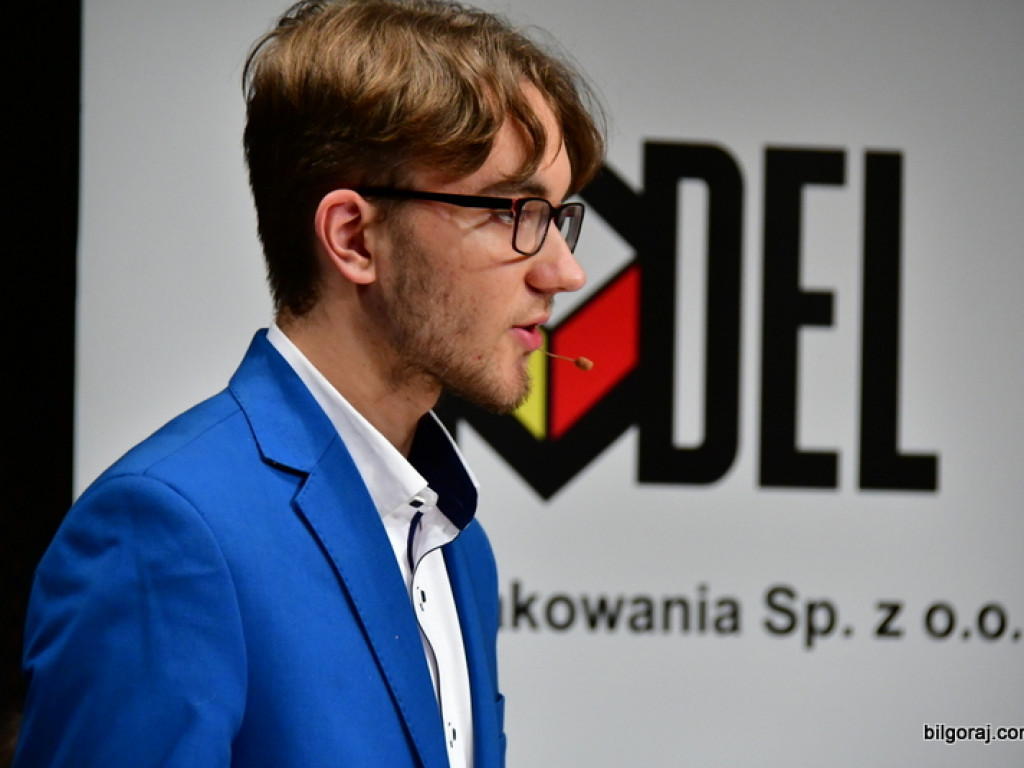 Debaty oksfordzkie. Biłgorajska młodzież spierała się w dyskusji na argumenty (FOTO)
