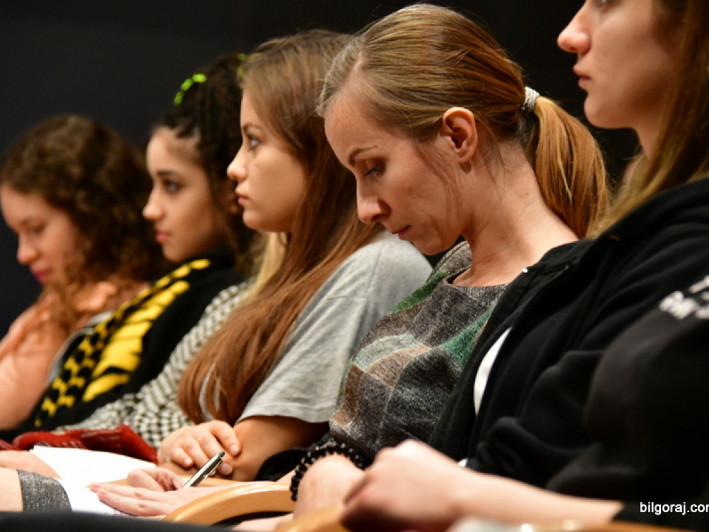 Debaty oksfordzkie. Biłgorajska młodzież spierała się w dyskusji na argumenty (FOTO)