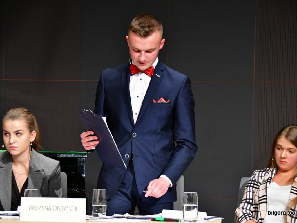 Debaty oksfordzkie. Biłgorajska młodzież spierała się w dyskusji na argumenty (FOTO)