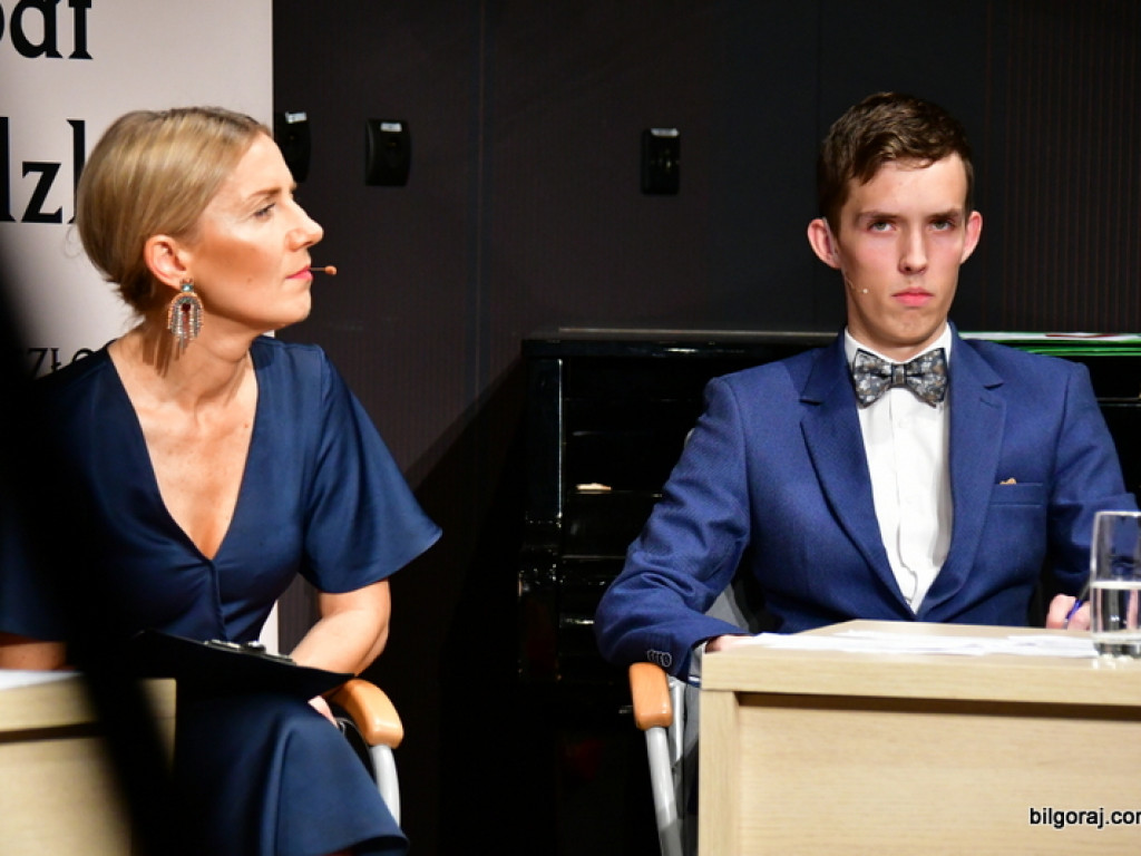 Debaty oksfordzkie. Biłgorajska młodzież spierała się w dyskusji na argumenty (FOTO)