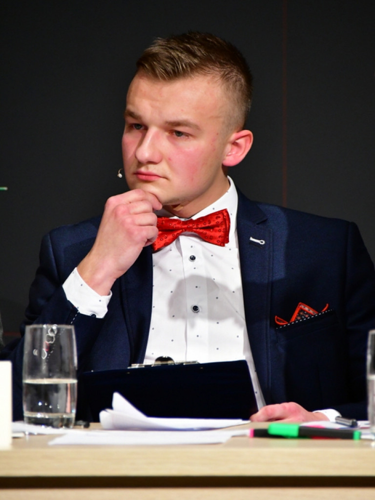 Debaty oksfordzkie. Biłgorajska młodzież spierała się w dyskusji na argumenty (FOTO)