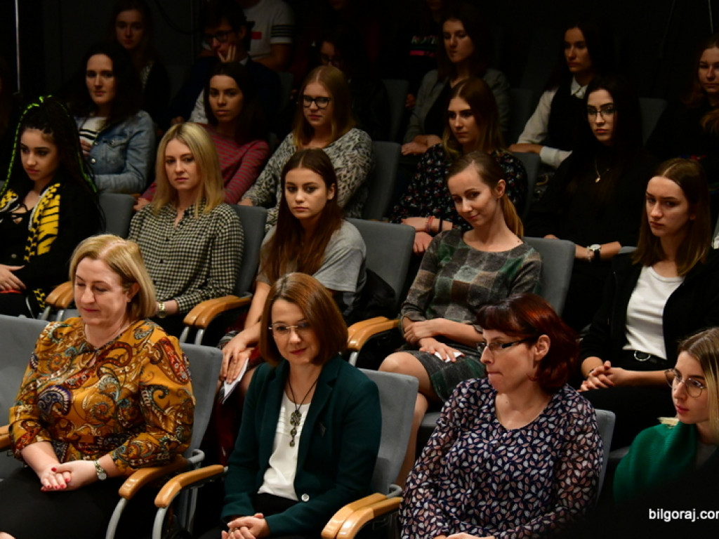 Debaty oksfordzkie. Biłgorajska młodzież spierała się w dyskusji na argumenty (FOTO)
