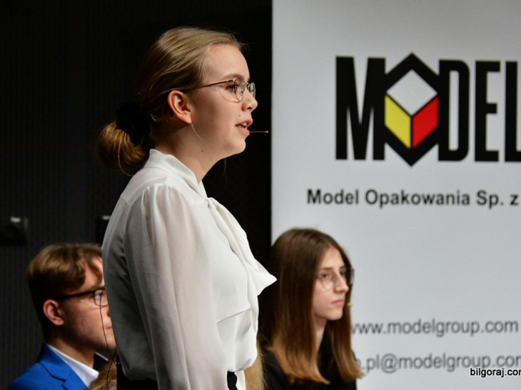 Debaty oksfordzkie. Biłgorajska młodzież spierała się w dyskusji na argumenty (FOTO)