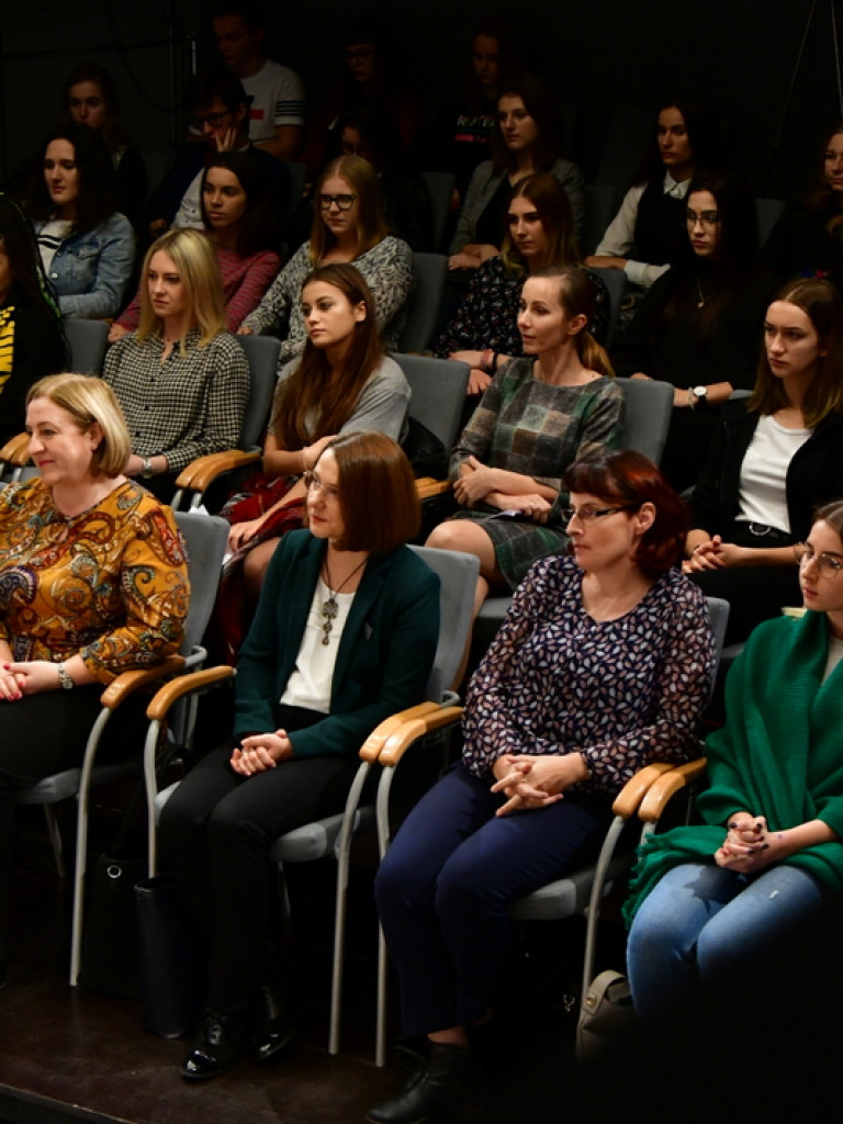 Debaty oksfordzkie. Biłgorajska młodzież spierała się w dyskusji na argumenty (FOTO)