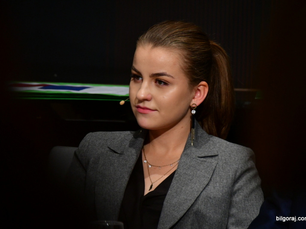 Debaty oksfordzkie. Biłgorajska młodzież spierała się w dyskusji na argumenty (FOTO)