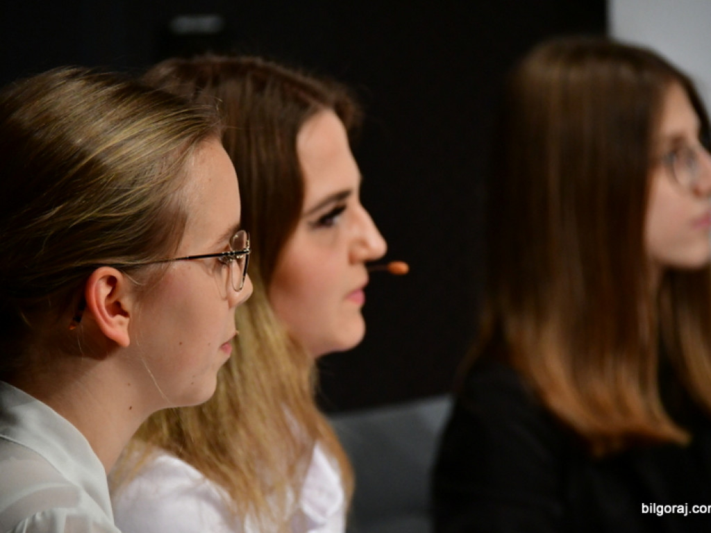 Debaty oksfordzkie. Biłgorajska młodzież spierała się w dyskusji na argumenty (FOTO)