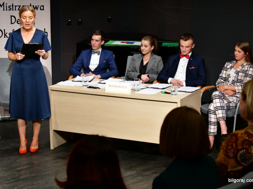 Debaty oksfordzkie. Biłgorajska młodzież spierała się w dyskusji na argumenty (FOTO)