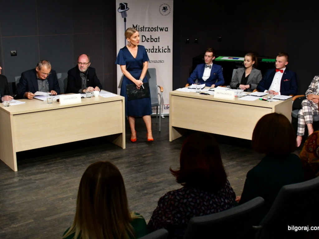 Debaty oksfordzkie. Biłgorajska młodzież spierała się w dyskusji na argumenty (FOTO)