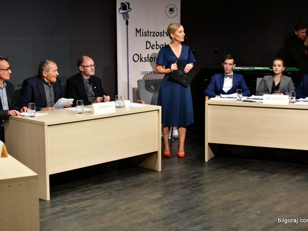 Debaty oksfordzkie. Biłgorajska młodzież spierała się w dyskusji na argumenty (FOTO)