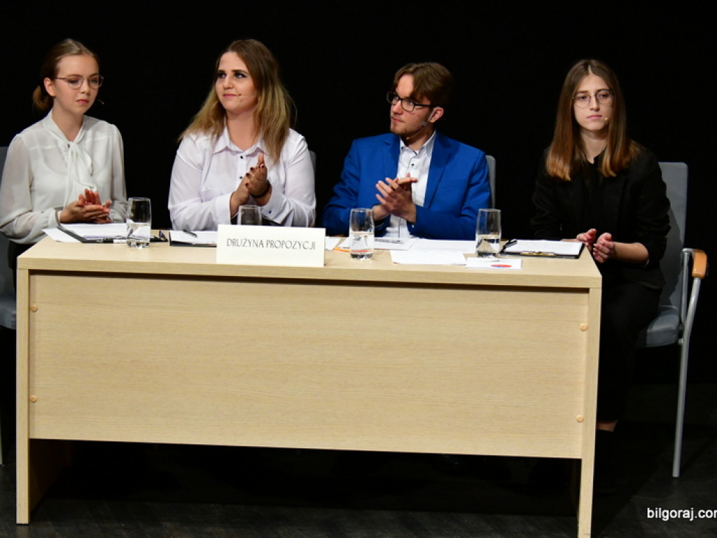 Debaty oksfordzkie. Biłgorajska młodzież spierała się w dyskusji na argumenty (FOTO)