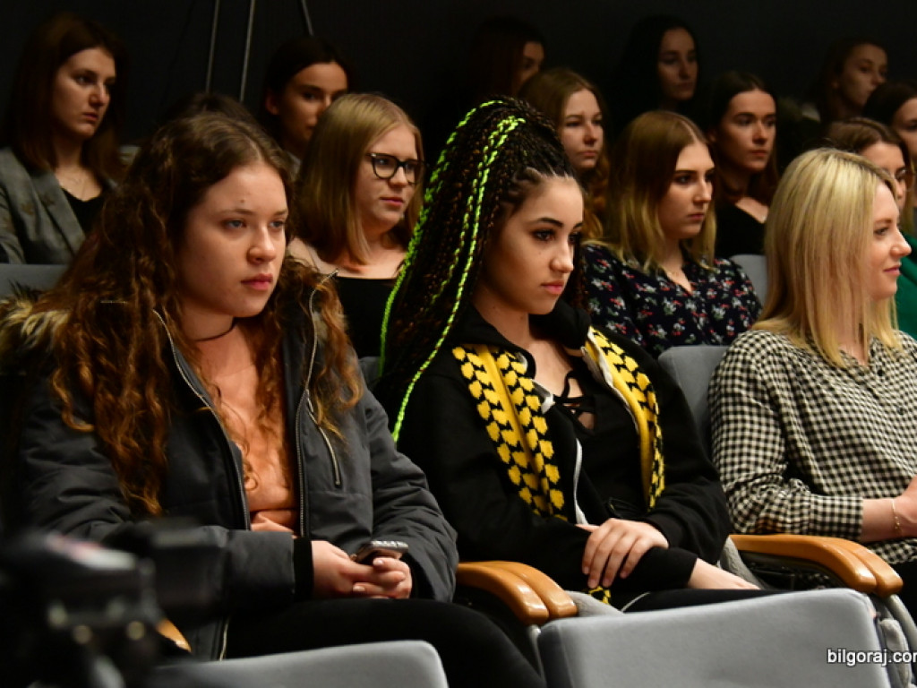 Debaty oksfordzkie. Biłgorajska młodzież spierała się w dyskusji na argumenty (FOTO)