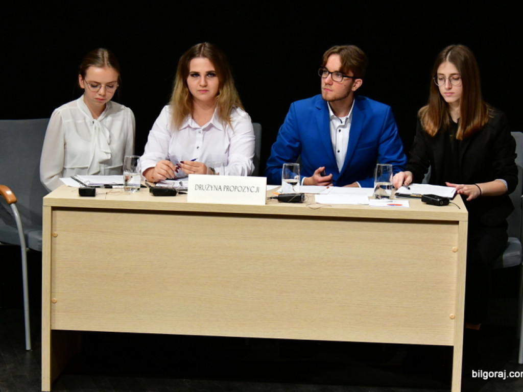 Debaty oksfordzkie. Biłgorajska młodzież spierała się w dyskusji na argumenty (FOTO)