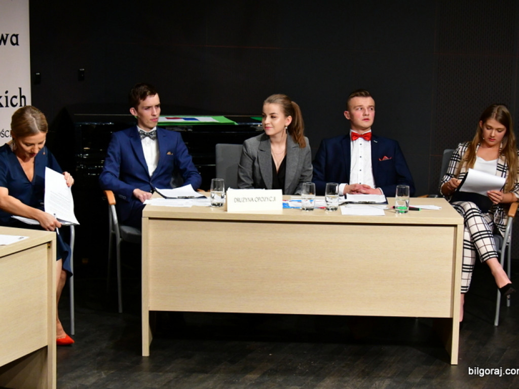 Debaty oksfordzkie. Biłgorajska młodzież spierała się w dyskusji na argumenty (FOTO)