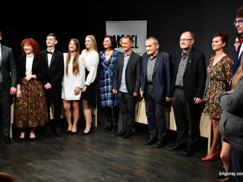 Debaty oksfordzkie. Biłgorajska młodzież spierała się w dyskusji na argumenty (FOTO)
