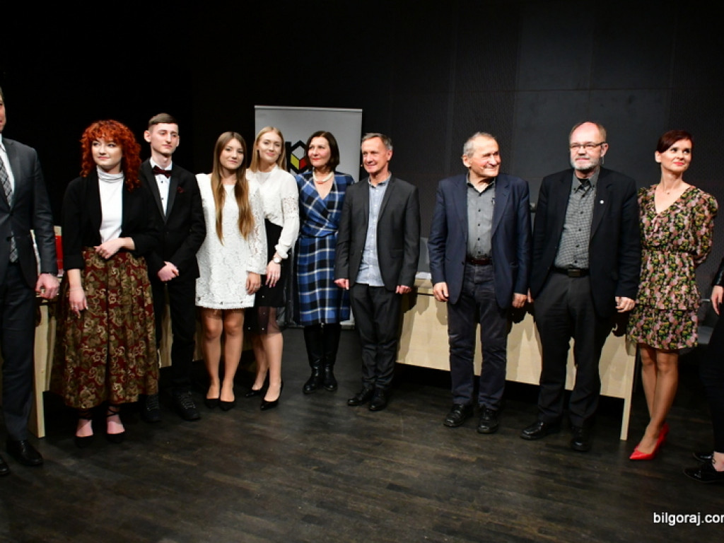 Debaty oksfordzkie. Biłgorajska młodzież spierała się w dyskusji na argumenty (FOTO)