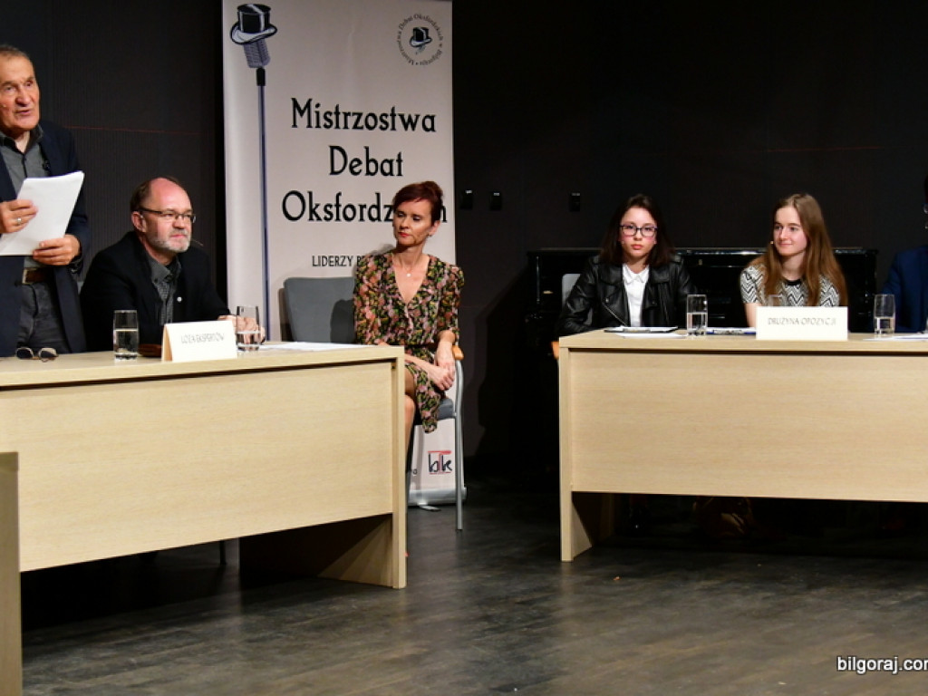 Debaty oksfordzkie. Biłgorajska młodzież spierała się w dyskusji na argumenty (FOTO)