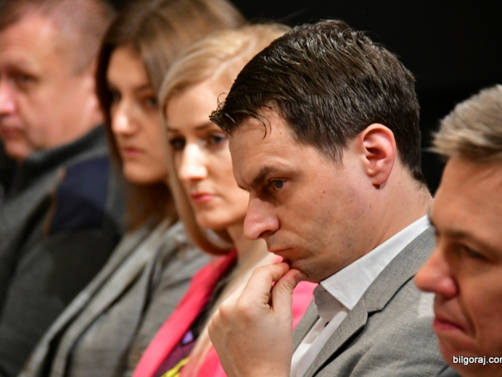 Debaty oksfordzkie. Biłgorajska młodzież spierała się w dyskusji na argumenty (FOTO)