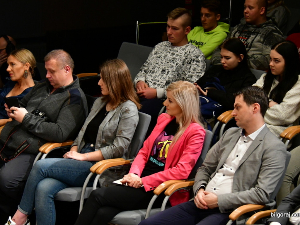 Debaty oksfordzkie. Biłgorajska młodzież spierała się w dyskusji na argumenty (FOTO)
