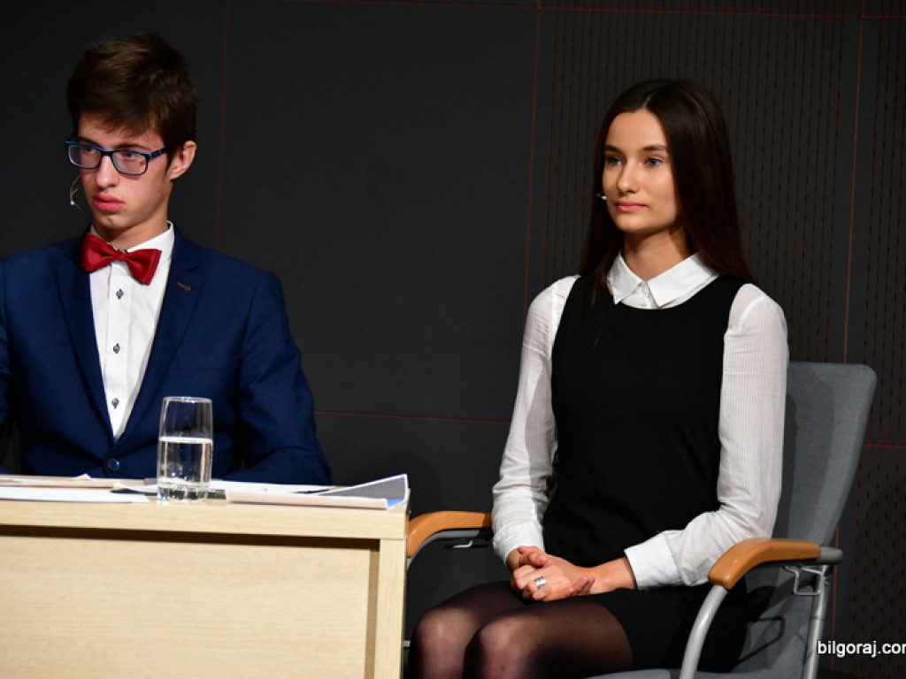 Debaty oksfordzkie. Biłgorajska młodzież spierała się w dyskusji na argumenty (FOTO)