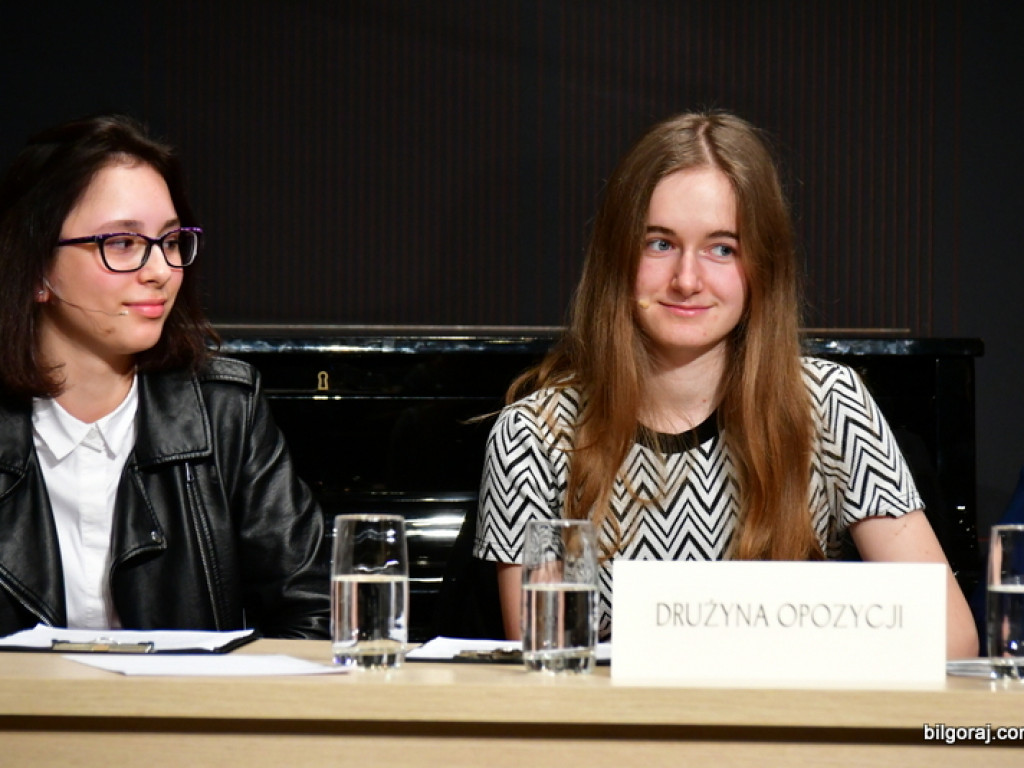 Debaty oksfordzkie. Biłgorajska młodzież spierała się w dyskusji na argumenty (FOTO)