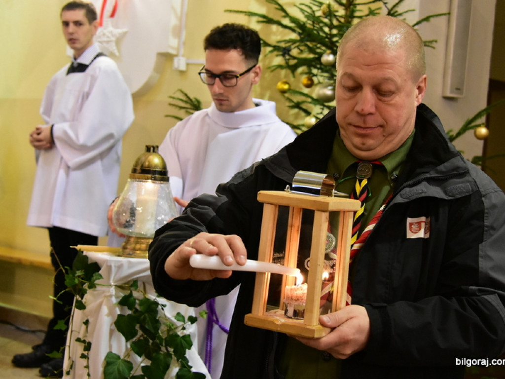 Harcerze przekazali Betlejemskie Światło Pokoju (FOTO)