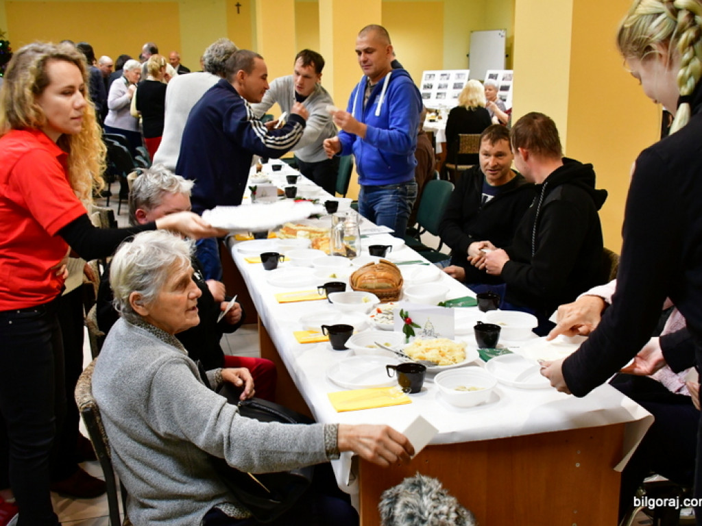 Wigilia PCK dla osób potrzebujących (FOTO)