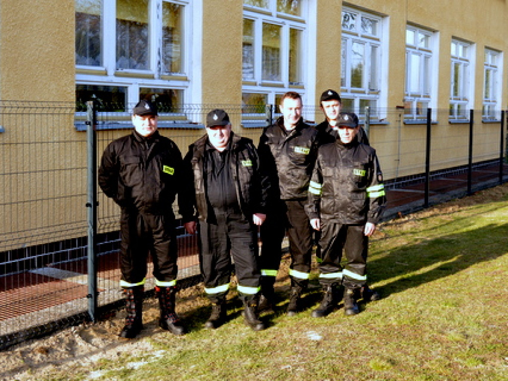 Druhowie z OSP Jedlinki z pomocą dla Szkoły Podstawowej w Potoku Górnym. Wykonali szkolne ogrodzenie (FOTO)