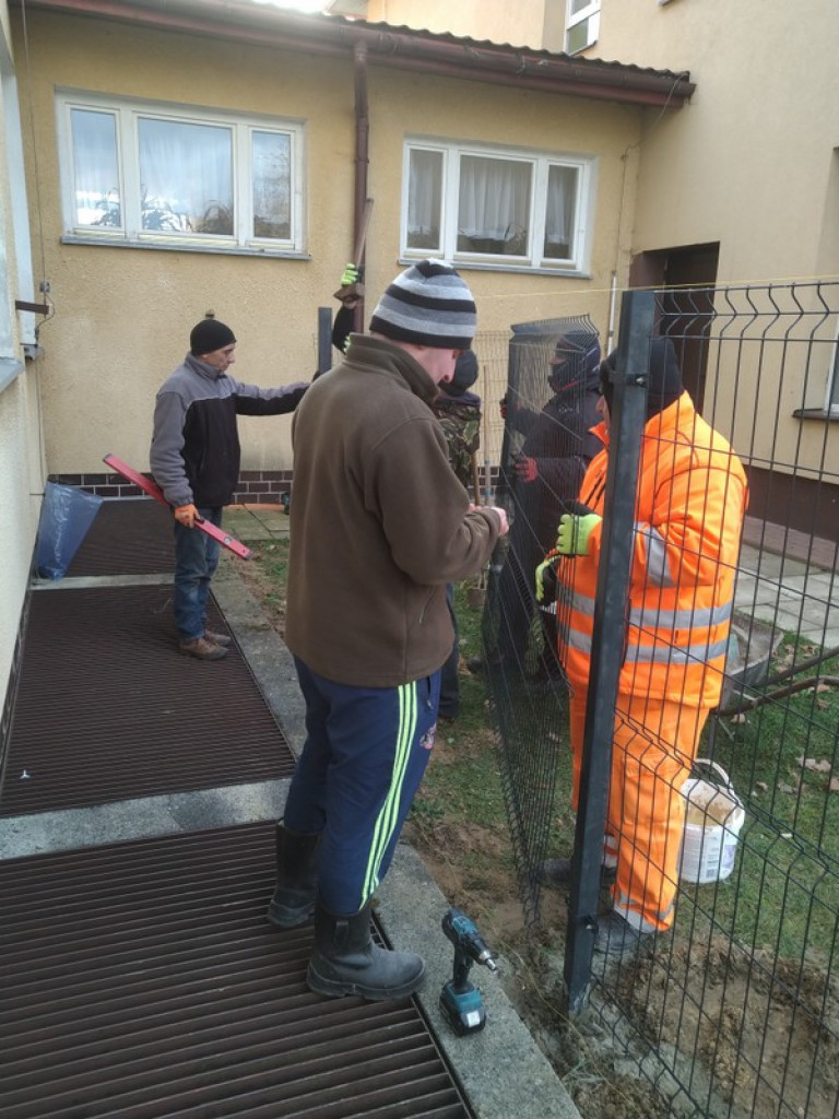 Druhowie z OSP Jedlinki z pomocą dla Szkoły Podstawowej w Potoku Górnym. Wykonali szkolne ogrodzenie (FOTO)