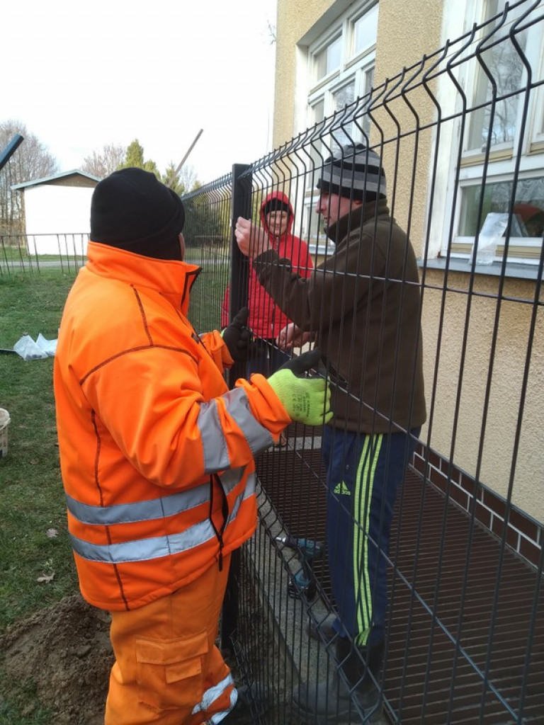 Druhowie z OSP Jedlinki z pomocą dla Szkoły Podstawowej w Potoku Górnym. Wykonali szkolne ogrodzenie (FOTO)