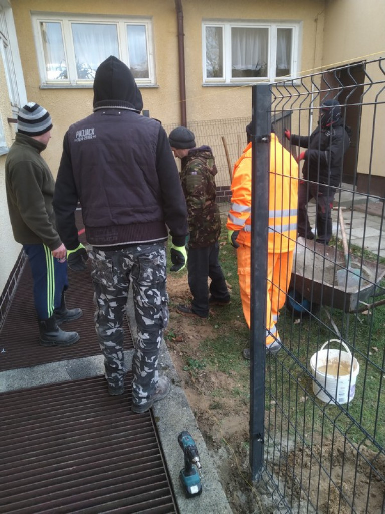 Druhowie z OSP Jedlinki z pomocą dla Szkoły Podstawowej w Potoku Górnym. Wykonali szkolne ogrodzenie (FOTO)