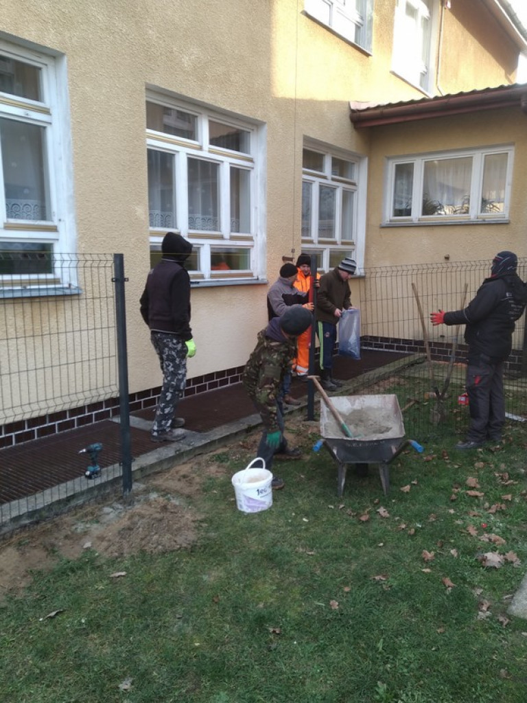 Druhowie z OSP Jedlinki z pomocą dla Szkoły Podstawowej w Potoku Górnym. Wykonali szkolne ogrodzenie (FOTO)
