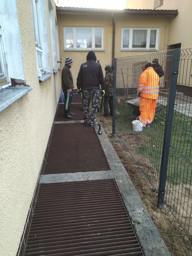 Druhowie z OSP Jedlinki z pomocą dla Szkoły Podstawowej w Potoku Górnym. Wykonali szkolne ogrodzenie (FOTO)
