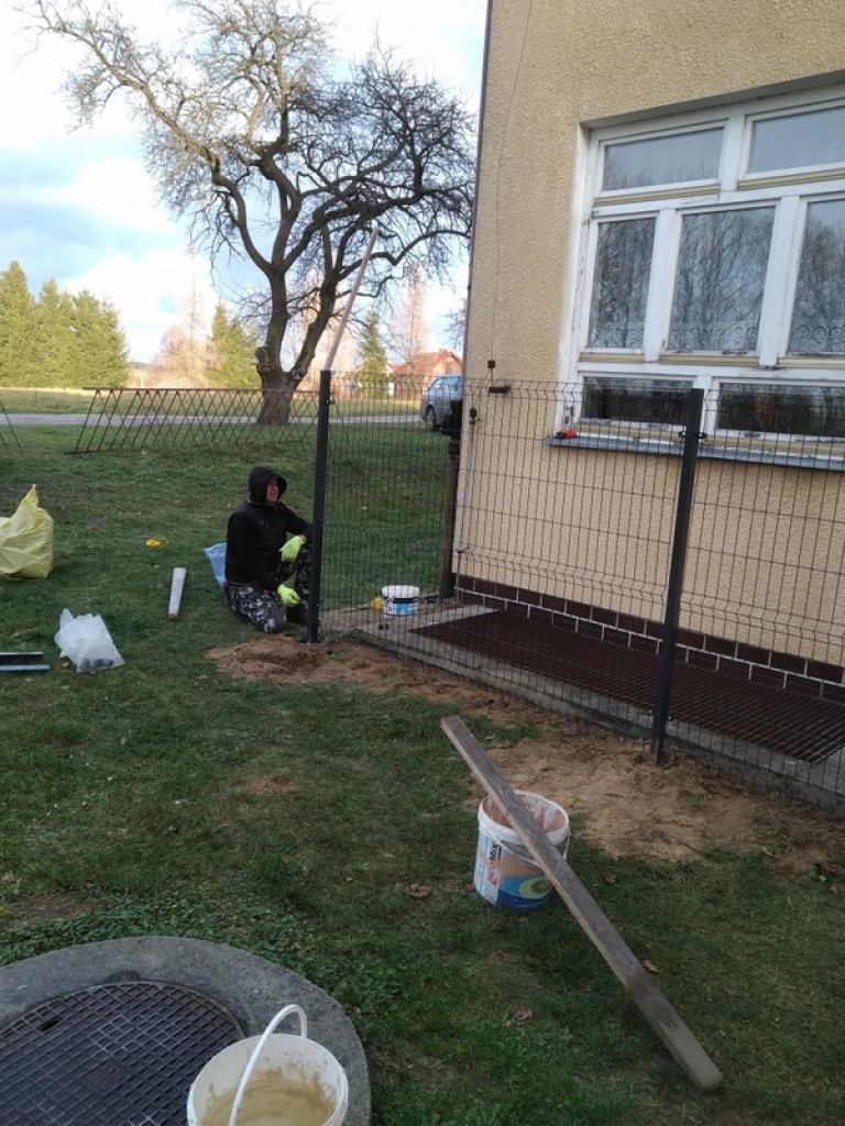 Druhowie z OSP Jedlinki z pomocą dla Szkoły Podstawowej w Potoku Górnym. Wykonali szkolne ogrodzenie (FOTO)