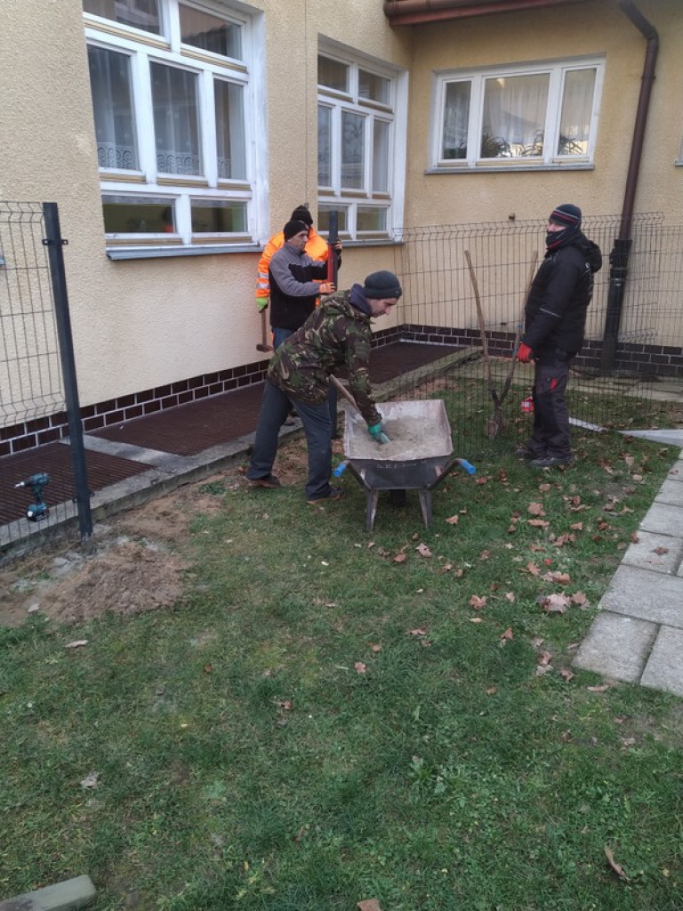 Druhowie z OSP Jedlinki z pomocą dla Szkoły Podstawowej w Potoku Górnym. Wykonali szkolne ogrodzenie (FOTO)