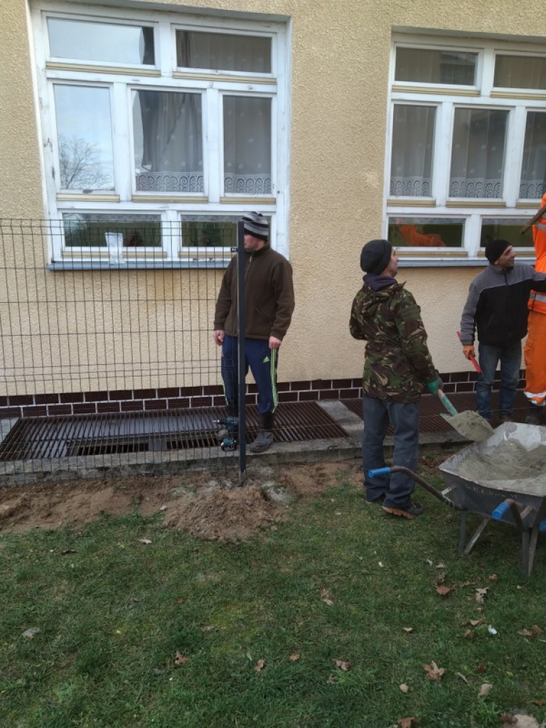 Druhowie z OSP Jedlinki z pomocą dla Szkoły Podstawowej w Potoku Górnym. Wykonali szkolne ogrodzenie (FOTO)