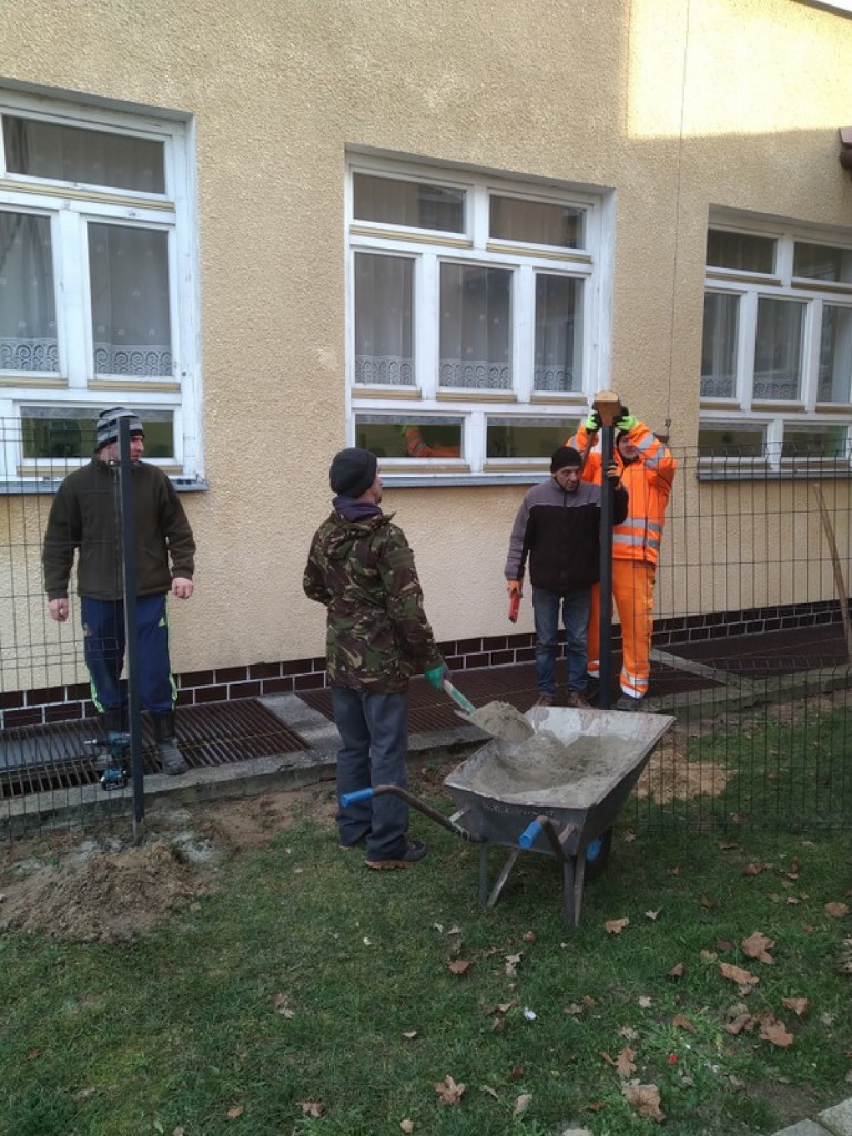 Druhowie z OSP Jedlinki z pomocą dla Szkoły Podstawowej w Potoku Górnym. Wykonali szkolne ogrodzenie (FOTO)