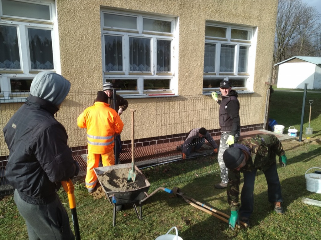 Druhowie z OSP Jedlinki z pomocą dla Szkoły Podstawowej w Potoku Górnym. Wykonali szkolne ogrodzenie (FOTO)